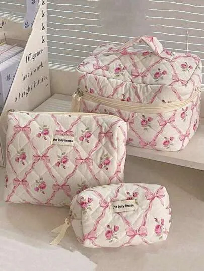 3 قطع/1 مجموعة حقيبة مستحضرات تجميل مبطنة بنمط الوردة والفيونكة، حقيبة مكياج محمولة عصرية، حقيبة تخزين متعددة الوظائف، حقيبة أدوات تجميل كبيرة السعة وجميلة، حقيبة منظم للسفر، حقيبة يد صغيرة لفرش المكياج، حقيبة غسيل مطبوعة، يمكن تخزين أحمر الشفاه وفرش المكياج والعناية بالبشرة والهاتف والعملات والأغراض الصغيرة، مناسبة للمنزل والهدايا والعطلات (هالوين، عيد الميلاد) والشاطئ والحمام والغرفة، سعة كبيرة