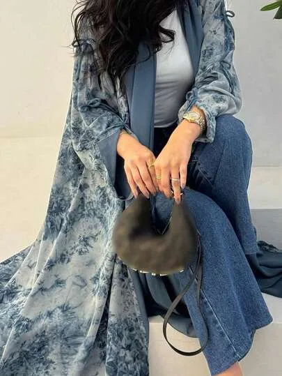 عبايه كاجوال بوقت الربطة في الخصر وأكمام جرس مشقوقة، بالوان متداخلة مطبوعة أمام مفتوحة، مناسبة للمناسبات اليومية والحفلات، بدون طرحة، موضة إسلامية عربية من دبي